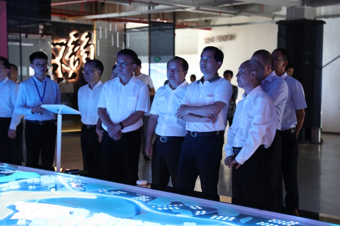 1535611232805597.jpg 陳文山向陳豪匯報小鎮投資建設情況.jpg