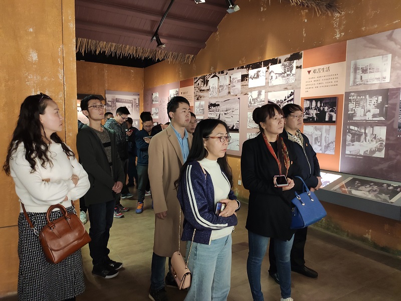 1575614027947215.jpg 聽講解員講述聯大師生們的艱苦生活.jpg