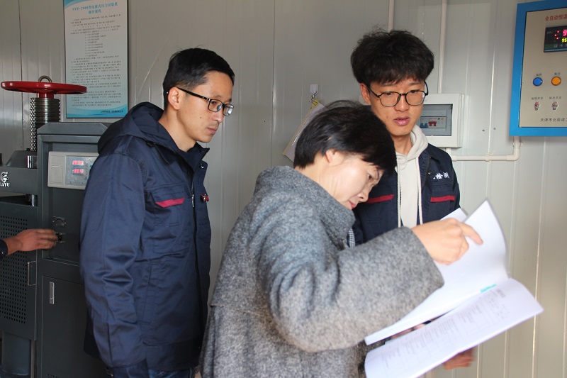 1577268262348858.jpg 專家組組長袁絢進行儀器設備使用臺賬檢查.JPG