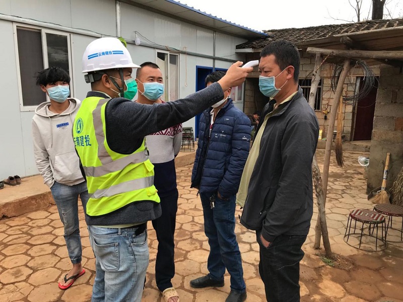 1583984944137163.jpg 給勞務人員進行體溫測量.jpg