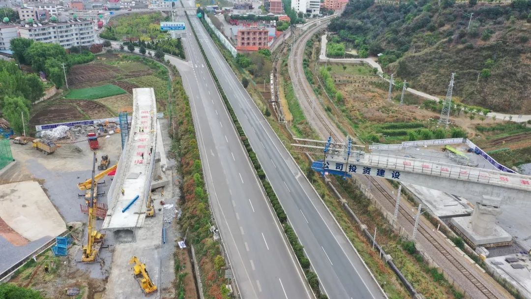 1650594339990432.jpg 2022-04-18-國內首座!祥云財富工業園區鐵路專用線茨坪村特大橋轉體成功(21號墩轉體前).jpg