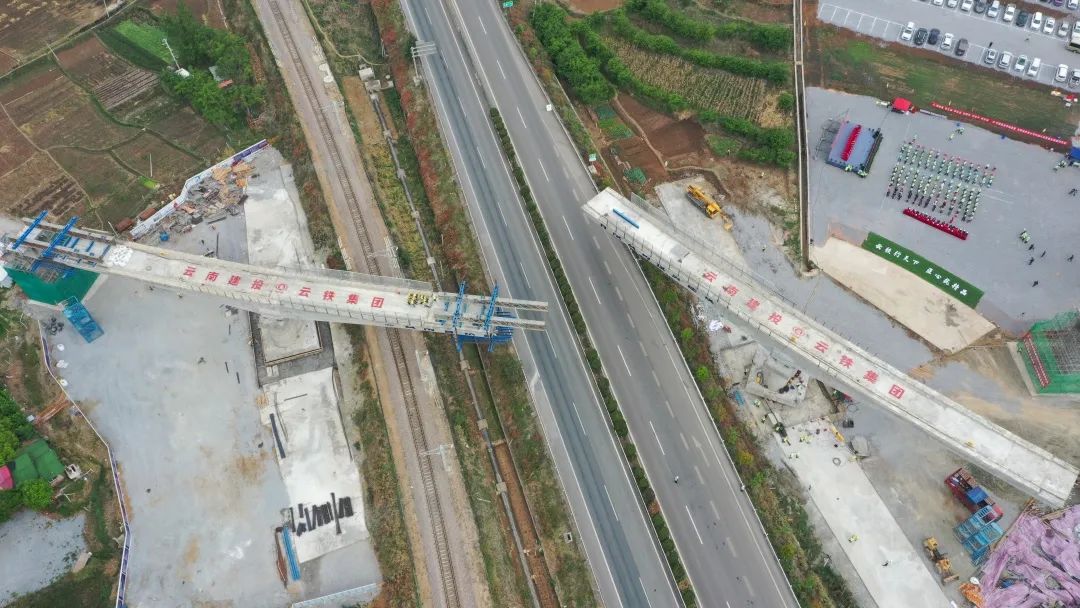 1650594357149274.jpg 2022-04-18-國內首座!祥云財富工業園區鐵路專用線茨坪村特大橋轉體成功(21號墩轉體中).jpg