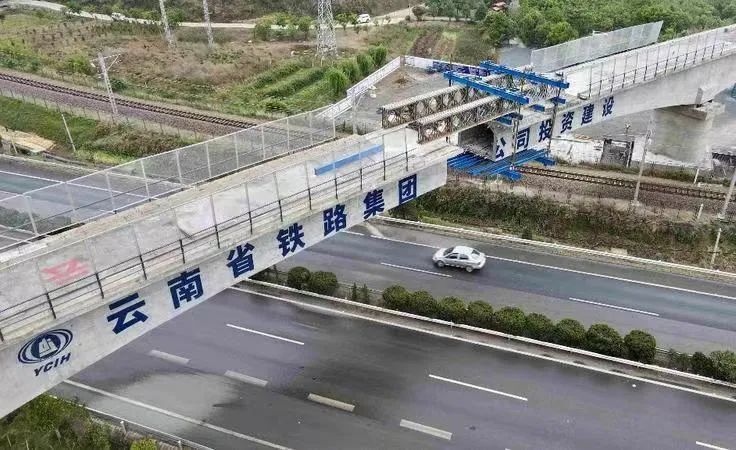 1650594391350648.jpg 2022-04-18-國內首座!祥云財富工業園區鐵路專用線茨坪村特大橋轉體成功(21號墩轉體后).jpg