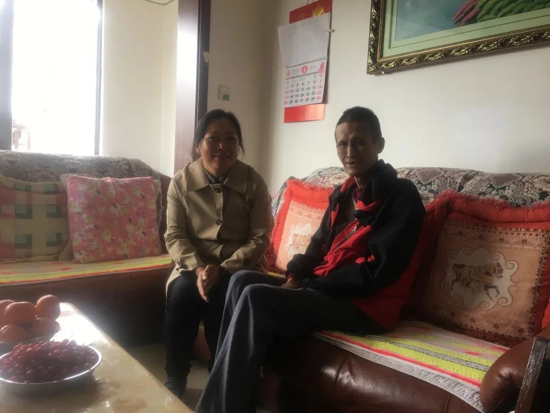 1650766399971556.jpg 2022-04-22-郭玲走訪慰問公司困難職工 (2).jpg