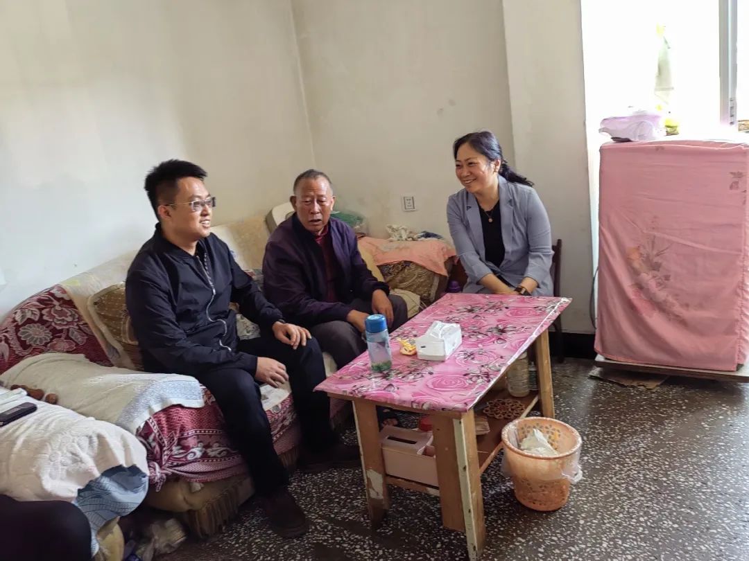 1651718168737067.jpg 2022-04-28-陳仕海、郭玲慰問公司退休勞模陳祖橋.jpg