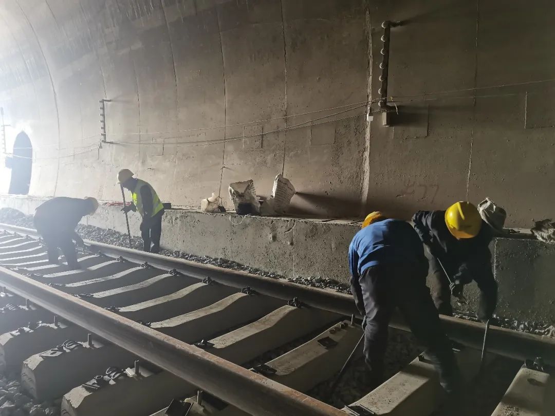 2022-06-02-【喜迎二十大 奮進(jìn)新征程】祥云財富工業(yè)園區(qū)鐵路專用線正線鋪軌接近尾聲.jpg