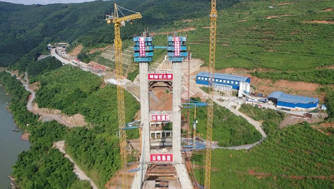 1654735976361573.jpg 2022-06-04-省內(nèi)最寬混凝土懸澆箱梁結(jié)構大橋順利封頂.jpg