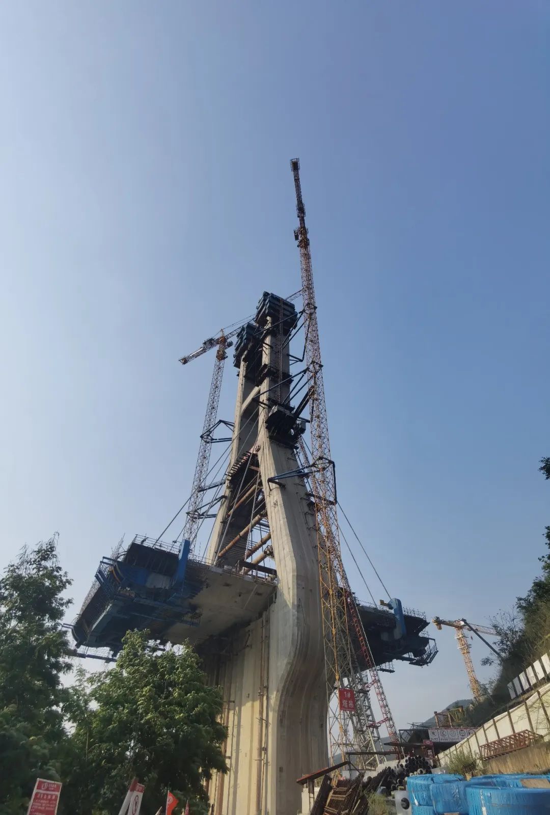 1654735988647016.jpg 2022-06-04-省內(nèi)最寬混凝土懸澆箱梁結(jié)構大橋順利封頂1.jpg