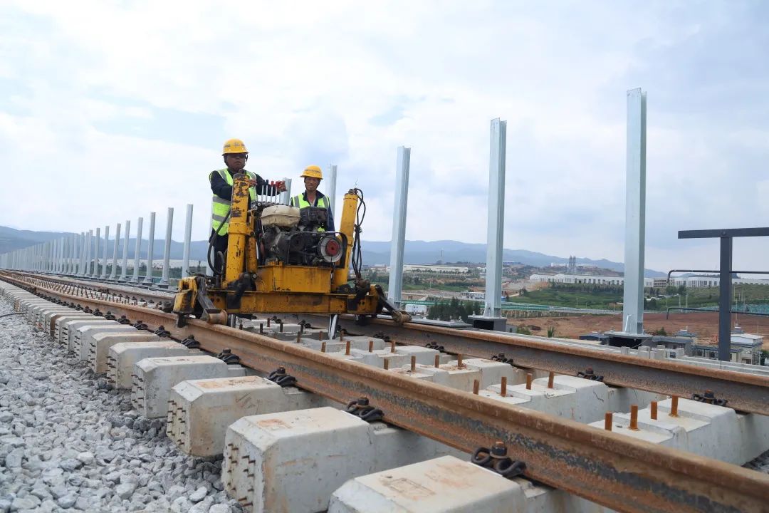 1662034700885666.jpg 祥云財富鐵路專用線正線鋪軌完成!3.jpg