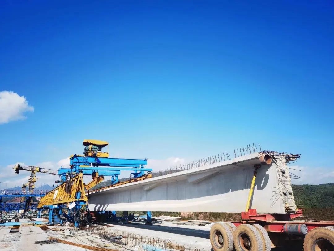 1665195912593685.jpg 2022-10-01-永大項(xiàng)目羊蹄江大橋引橋T梁順利架設(shè)完成!1.jpg