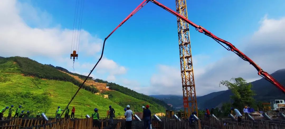 1668736708176897.jpg 2022-11-17-景洪市神秘谷瀾滄江特大橋江北6號塔邊跨現澆段主梁混凝土第一次澆筑順利完成.jpg