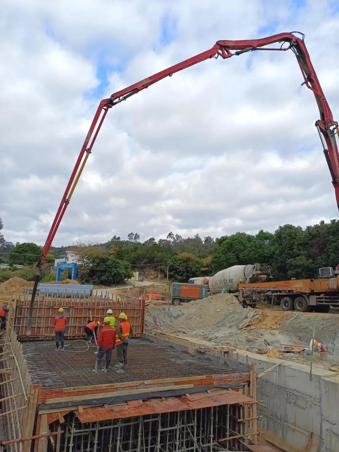 1674003754550818.jpg 2023-1-18-菱溪水庫中化應急備用管道下穿杭深線竹嶺特大橋框架涵主體完工.jpg