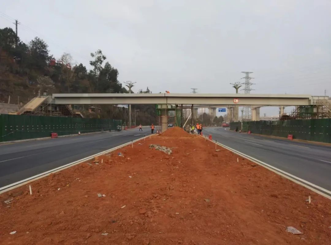 1678066942447753.jpg 2023-3-5-安石項目人行天橋鋼箱梁吊裝成功.jpg