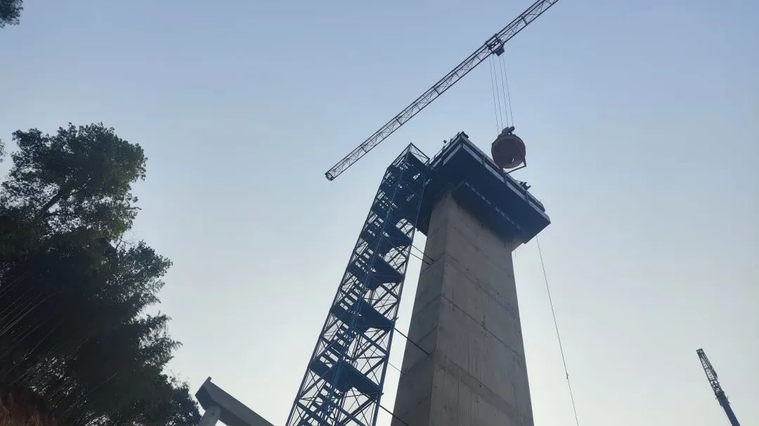 1680484353965600.jpg 2023-3-27-那興項目空心墩順利封頂.jpg