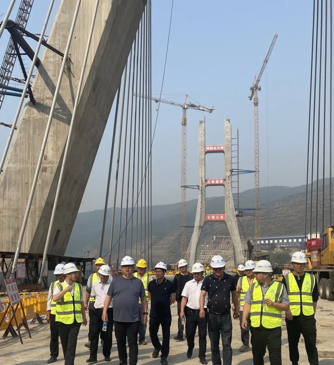 2023-4-2-集團(tuán)總工程師張輝到景洪神秘谷瀾滄江大橋項(xiàng)目調(diào)研.jpg